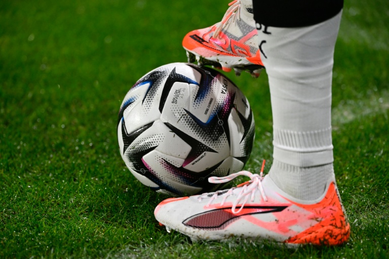 Les crampons d'un joueur et un ballon de football lors d'un match à Metz le 28 novembre 2025