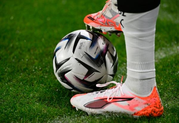 Les crampons d'un joueur et un ballon de football lors d'un match à Metz le 28 novembre 2025