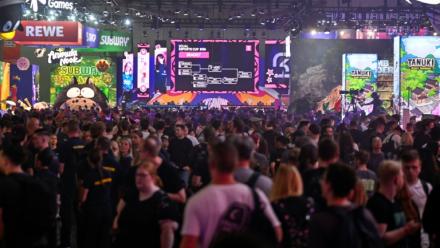 Dans un hall de la Gamescom, plus grand salon européen du jeu vidéo, le 27 août 2026 à Cologne