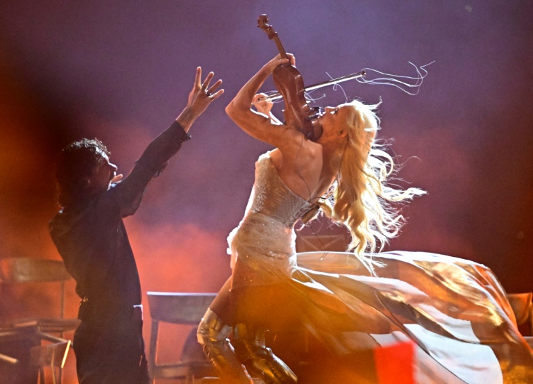 La violoniste LInda Lampenius et le chanteur Pete Parkonnen, pour la Finlande, sur la scène de l'Eurovision à Vienne, en Autriche, le 16 mai 2026.