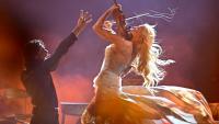 La violoniste LInda Lampenius et le chanteur Pete Parkonnen, pour la Finlande, sur la scène de l'Eurovision à Vienne, en Autriche, le 16 mai 2026.