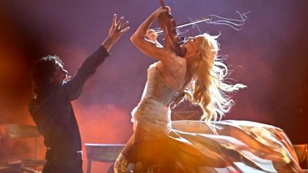 La violoniste LInda Lampenius et le chanteur Pete Parkonnen, pour la Finlande, sur la scène de l'Eurovision à Vienne, en Autriche, le 16 mai 2026.