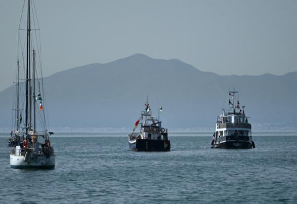 Le navire "Family" (d), qui fait partie de la Flottille internationale pour Gaza, au mouillage au large de Sidi Bou Saïd, près de Tunis, le 9 septembre 2025