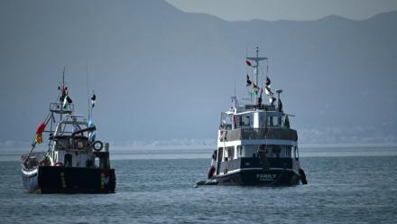 Un navire (à droite), appelé "Family" et faisant partie de la Flottille internationale pour Gaza, mouille au large du village de Sidi Bou Saïd, près de Tunis, le 9 septembre 2025