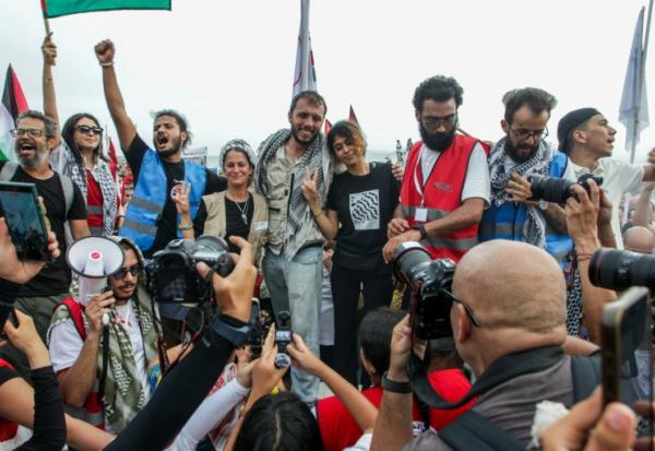 L'équipage de la "Global Sumid Flotilla" acclamé par des militants pro-palestiniens à Sidi Bou Saïd, en Tunisie, le 7 septembre 2025