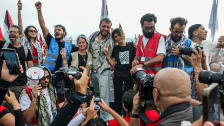 L'équipage de la "Global Sumid Flotilla" acclamé par des militants pro-palestiniens à Sidi Bou Saïd, en Tunisie, le 7 septembre 2025