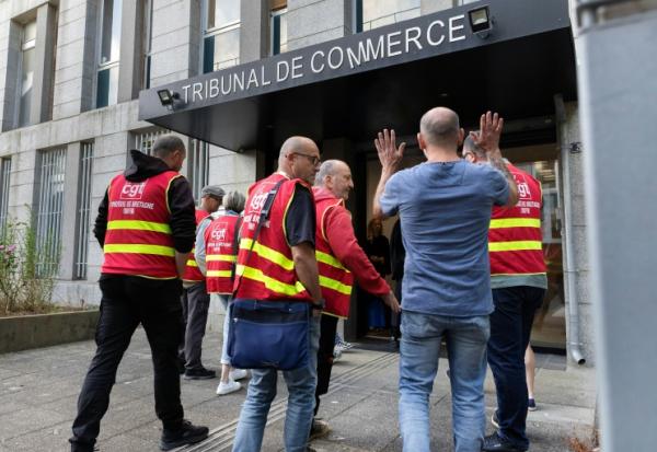 Des syndicalistes CGT de la Fonderie de Bretagne entrant au tribunal de Commerce, Lorient, le 3 juillet 2026