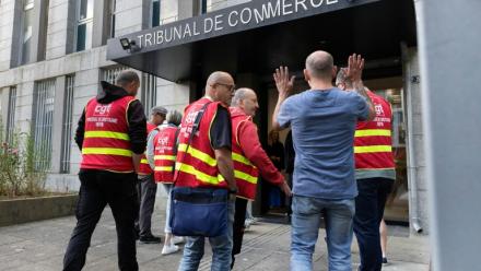 Des syndicalistes CGT de la Fonderie de Bretagne entrant au tribunal de Commerce, Lorient, le 3 juillet 2026