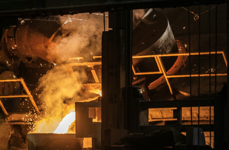 Du métal en fusion dans une cuve de la Fonderie de Bretagne, prise lors d'une visite de la fonderie située à Caudan, dans le Morbihan, en France, le 14 mai 2025