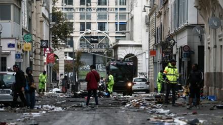 Des employés municipaux nettoient une rue jonchée de débris au lendemain d'une manifestation contre la vie chère, le 18 octobre 2026 à Marseille