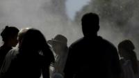 Des personnes sous un système de rafraichissement pendant la canicule à Strasbourg, le 20 juin 2026