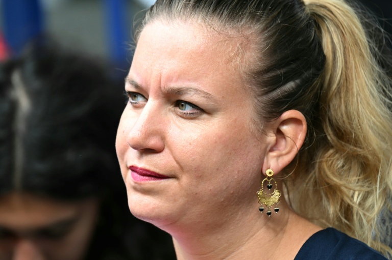 Présidente du groupe parlementaire La France Insoumise - Nouveau Front Populaire, Mathilde Panot assiste à une grève sur le site de production de l'entreprise pharmaceutique française Sanofi à Maisons-Alfort, en périphérie de Paris, le 10 septembre 2025