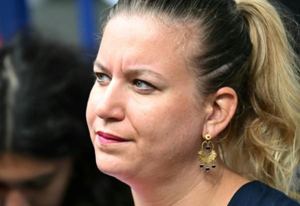 Présidente du groupe parlementaire La France Insoumise - Nouveau Front Populaire, Mathilde Panot assiste à une grève sur le site de production de l'entreprise pharmaceutique française Sanofi à Maisons-Alfort, en périphérie de Paris, le 10 septembre 2025