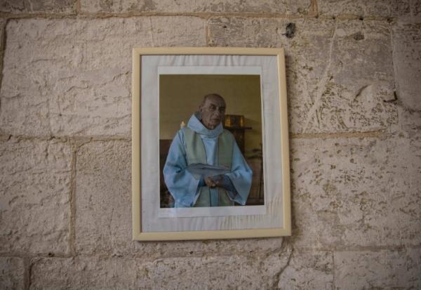 Une photo du père Jacques Hamel dans l'église de Saint-Etienne-du-Rouvray, le 10 février 2022