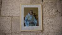 Une photo du père Jacques Hamel dans l'église de Saint-Etienne-du-Rouvray, le 10 février 2022