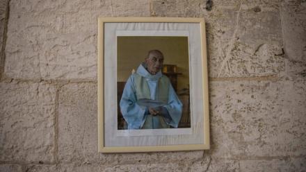 Une photo du père Jacques Hamel dans l'église de Saint-Etienne-du-Rouvray, le 10 février 2022