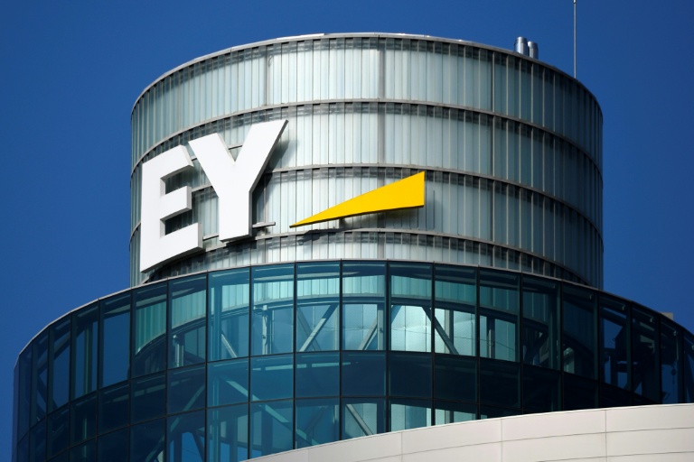 Logo du cabinet EY (Ernst & Young) à Madrid le 27 septembre 2018.