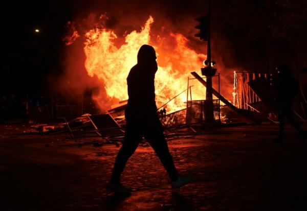 Incendie boulevard Haussmann à Paris lors des violences après la manifestation contre la "vie chère", le 17 octobre 2026