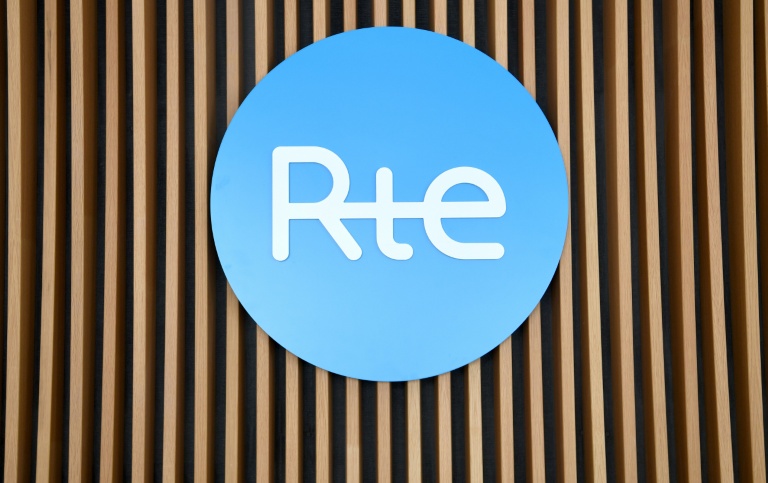 Logo de RTE (gestionnaire du réseau de transport d'électricité français) prise au siège de l'établissement dans le quartier de La Défense, près de Paris, le 14 septembre 2022