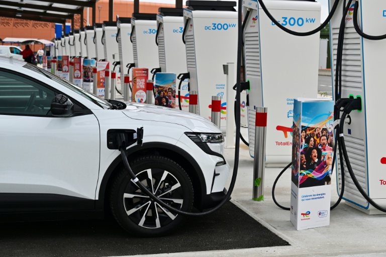 Une station de bornes de recharge pour voitures électrique sur une aire d'autoroute à Limours-Janvry, au sud de Paris, le 4 août 2023