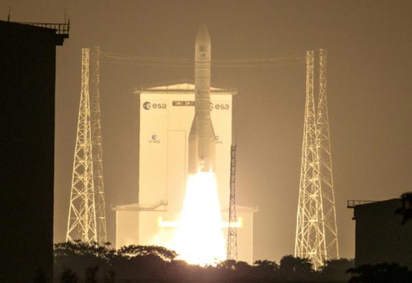 Ariane 6 décolle du centre spatial de Kourou, en Guyane française, avec deux satellites du programme européen Galileo, le 17 décembre 2025