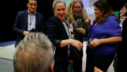 Le député Alexis Corbière (vu de dos), l'économiste Lucie Castets (centre), le maire de Trappes Ali Rabeh (gauche) et l'avocate Raquel Garrido (droite) à Trappes le 15 novembre 2025