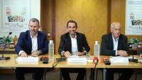 De gauche à droite, Thierry Cotillard, patron des Mousquetaires/Intermarché,  Alexandre Bompard, patron de Carrefour, et Philippe Michaud, celui de l'enseigne E.Leclerc, lors d'une conférence de presse au siège de la Fédération du commerce et de la distribution (FCD, à Paris le 22 JUIN 2026.