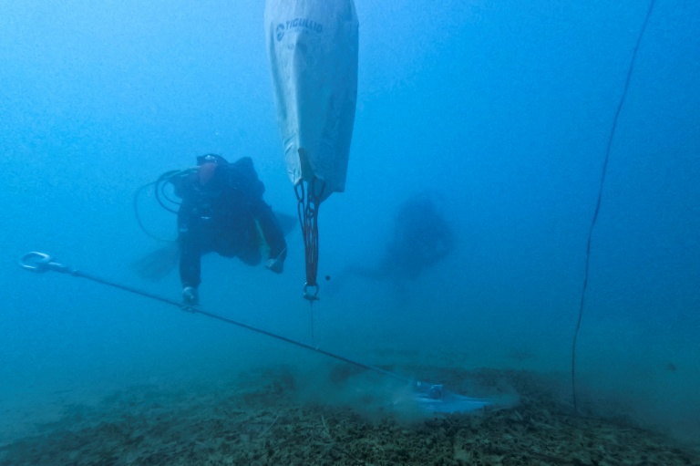 Des plongeurs professionnels installent un système d'amarrage écologique dans la baie de Porto Rafti, près d'Athènes, afin de protéger les herbiers de posidonie sensibles des fonds marins, le 11 février 2026 en Grèce
