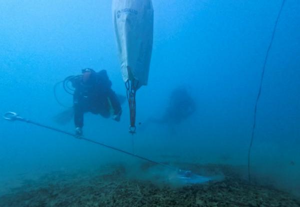 Des plongeurs professionnels installent un système d'amarrage écologique dans la baie de Porto Rafti, près d'Athènes, afin de protéger les herbiers de posidonie sensibles des fonds marins, le 11 février 2026 en Grèce