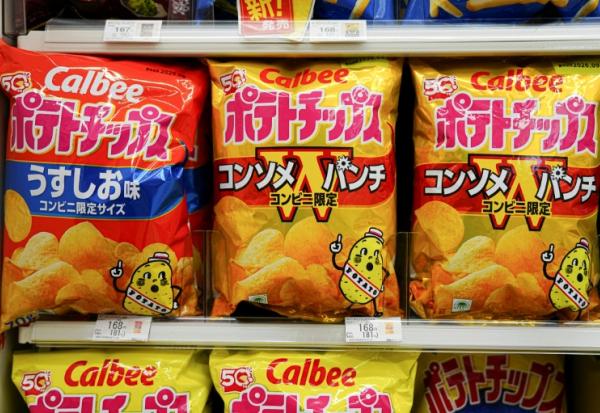 Des paquets de chips colorés de la marque Calbee dans un magasin de Tokyo le 12 mai 2026