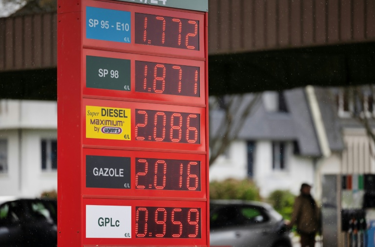 Les prix du carburant dans une station service de Saint-Martin-des-Champs dans le Finistère, le 10 mars 2026