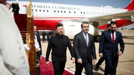 Le président ukrainien Volodymyr Zelensky accueilli à son arrivée à Damas par le ministre syrien des Affaires étrangères Assaad al-Chaibani, sur une photographie diffusée le 5 avril par le service de presse de la présidence ukrainienne 