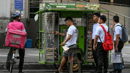 Un stand de "pandesal", des petits pains très appréciés au petit-déjeuner, à Manille, le 7 avril 2026