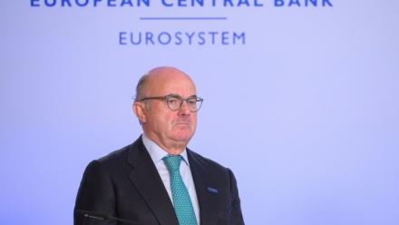 Le vice-président de la BCE, Luis de Guindos, lors d'une conférence de presse, le 17 octobre 2024 au Château de Brdo, en Slovénie