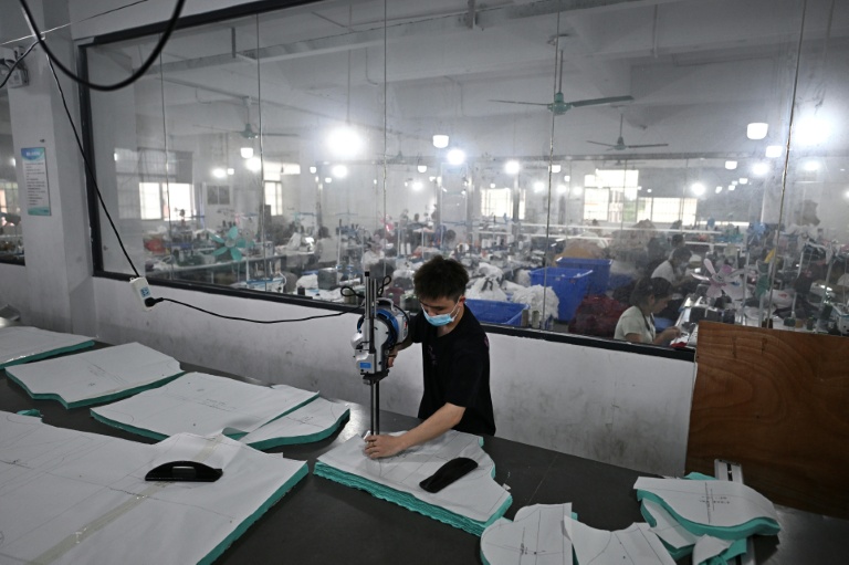 Dans une usine de confection près de Canton, en Chine, le 27 avril 2026