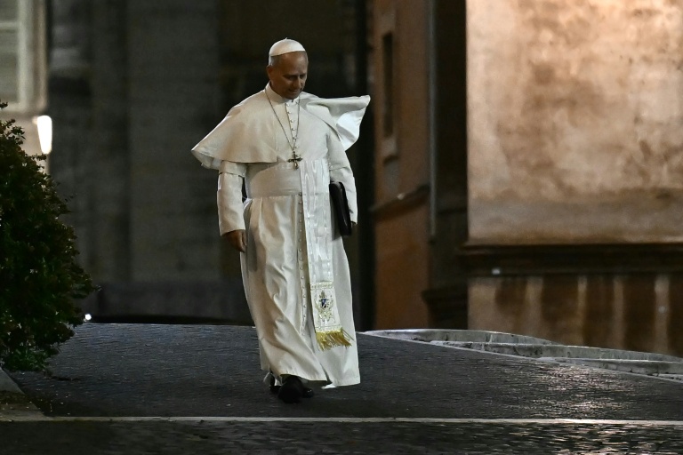 Le pape Léon XIV quitte le Vatican et se rend à pied à sa résidence après une réunion de deux jours avec les cardinaux dans le cadre d'un consistoire extraordinaire au Vatican, le 8 janvier 2026
