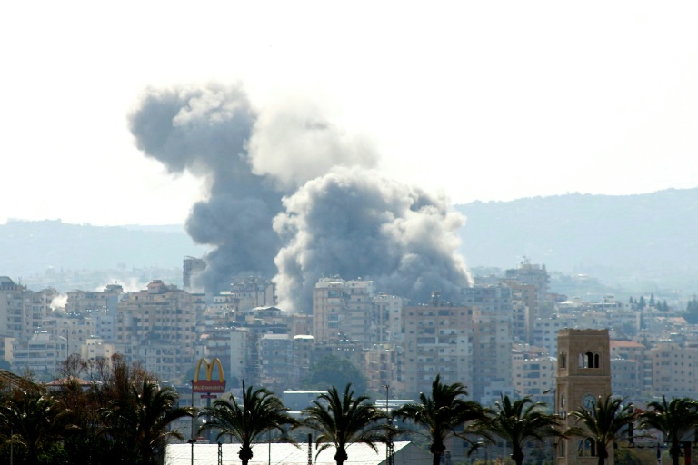 Des panaches de fumée s'élèvent au-dessus de la ville libanaise de Tyr (sud) après une frappe israélienne, le 14 avril 2026