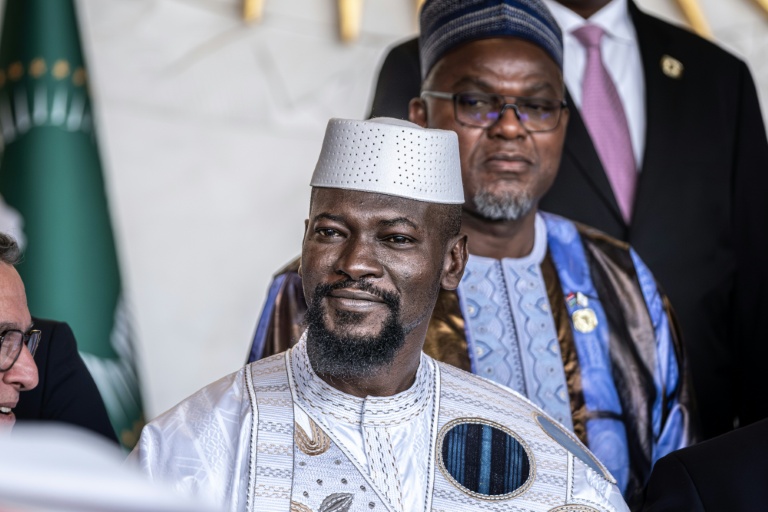 Le président guinéen Mamadi Doumbouya (c) lors d'une session ordinaire de l'Assemblée de l'Union africaine à Addis Abeba, le 14 février 2026 en Ethiopie