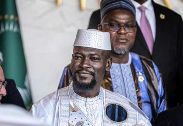 Le président guinéen Mamadi Doumbouya (c) lors d'une session ordinaire de l'Assemblée de l'Union africaine à Addis Abeba, le 14 février 2026 en Ethiopie