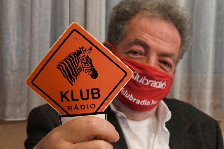 Le président de la radio hongroise indépendante Klubradio, Andras Arato, au siège de la station à Budapest, après avoir perdu son autorisation d'émettre, le 9 février 2021