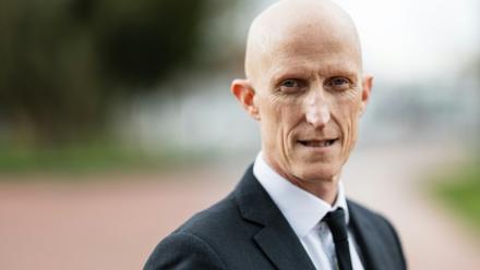 L’entrepreneur Timothée Durand, seul candidat au rachat du fabricant de verrerie Arc, devant le tribunal de commerce métropolitain de Lille à Tourcoing, le 10 mars 2026 dans le Nord