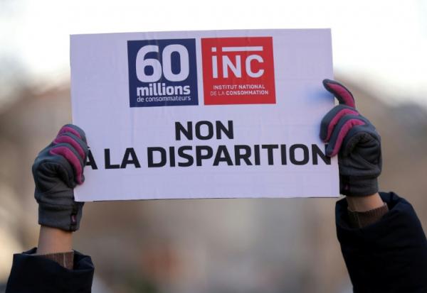 Une affichette "Non à la disparition" lors d'un rassemblement d'employés du journal "60 millions de consommateurs" devant l'Institut national de la consommation (INC), à Malakoff, le 2 février 2026 dans les Hauts-de-Seine