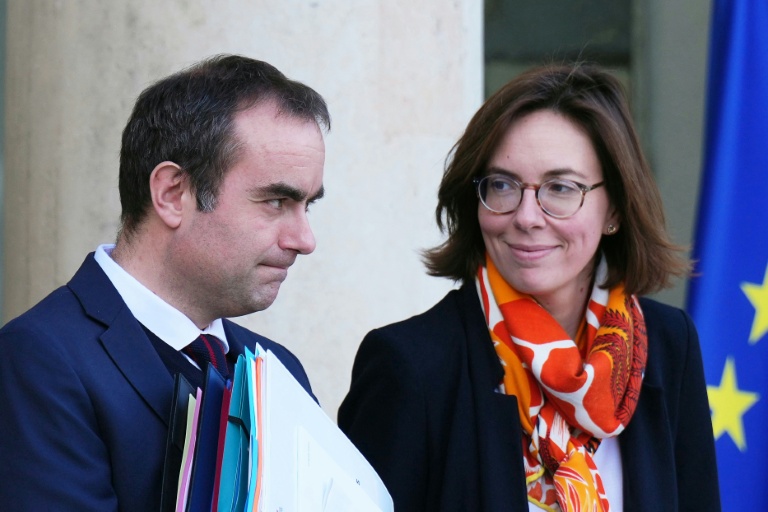 Le Premier ministre Sébastien Lecornu et la ministre des Comptes publics Amélie de Montchalin à l'Elysée, à Paris, le 17 décembre 2025