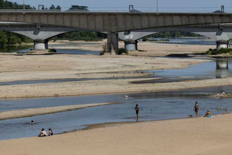 Le lit partiellement asséché de la Loire, à Orléans dans le Loiret, le 22 juillet 2026