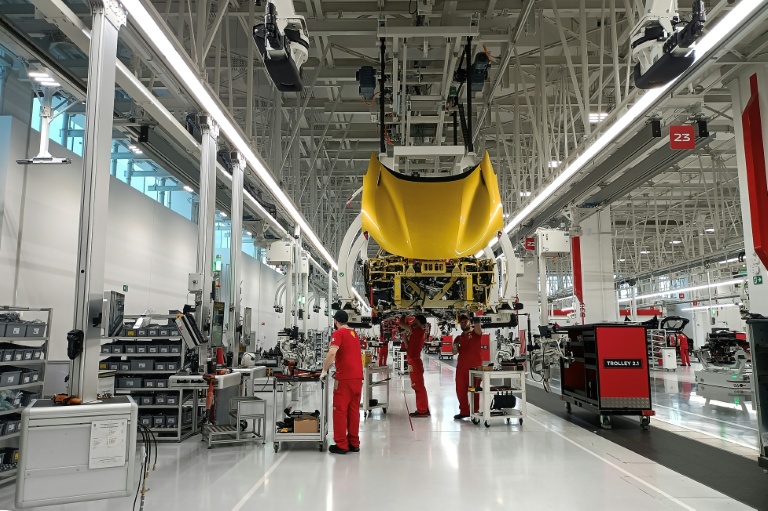 Des ouvriers travaillent dans l'usine Ferrari de Maranello, dans le nord de l'Italie, le 9 octobre 2025