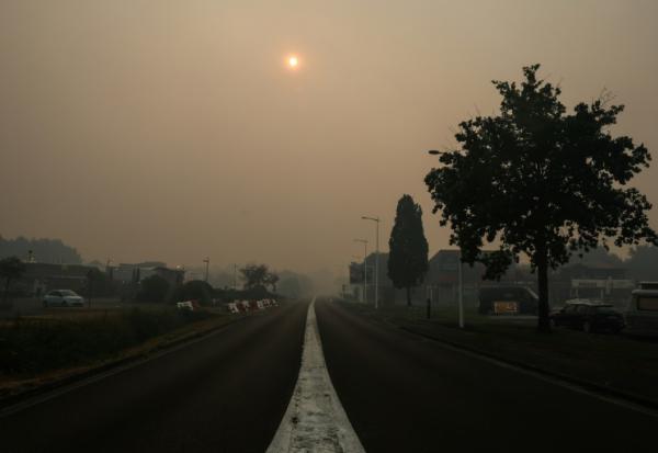 L'entrée de Biscarrosse (sud-ouest), sous un ciel jauni par les fumées d'un incendie de forêt qui se propage dans les environs, le 24 juillet 2026