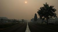 L'entrée de Biscarrosse (sud-ouest), sous un ciel jauni par les fumées d'un incendie de forêt qui se propage dans les environs, le 24 juillet 2026