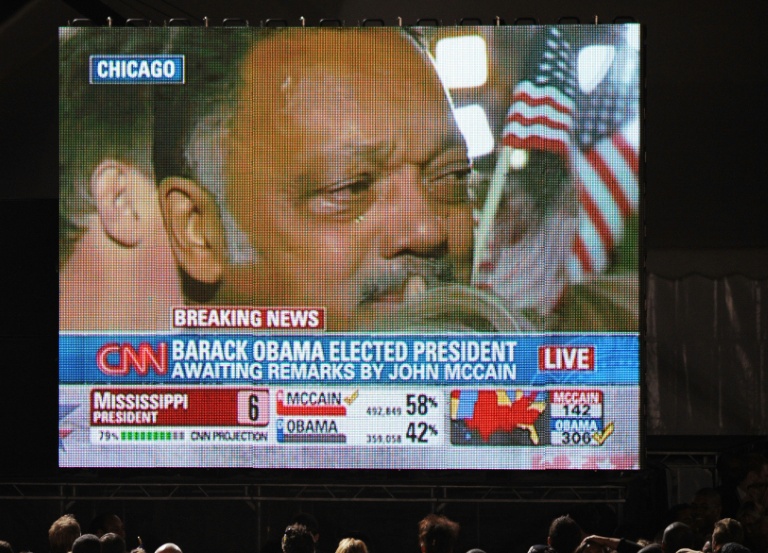L'image du révérend Jesse Jackson en larmes sur un grand écran tandis que CNN annonce la victoire du candidat démocrate à la présidence, Barack Obama, le 4 novembre 2008, lors du rassemblement électoral d'Obama à Chicago, dans l'Illinois