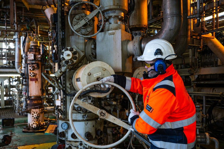 Un employé sur la plateforme Siri d'Ineos, le 25 novembre 2025 en mer du Nord danoise