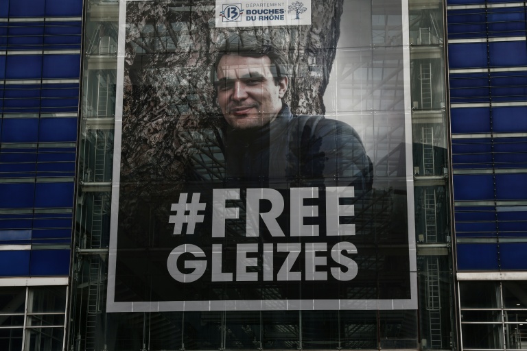 Un portrait géant du journaliste emprisonné en Algérie Christophe Gleizes, déployé sur la façade du siège du Conseil départemental des Bouches-du-Rhône, le 12 décembre 2025 à Marseille